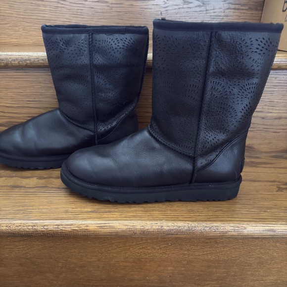 NEW UGG TRIANA SEAWEED PERF BOOT 9 NWOT - Picture 2 of 8